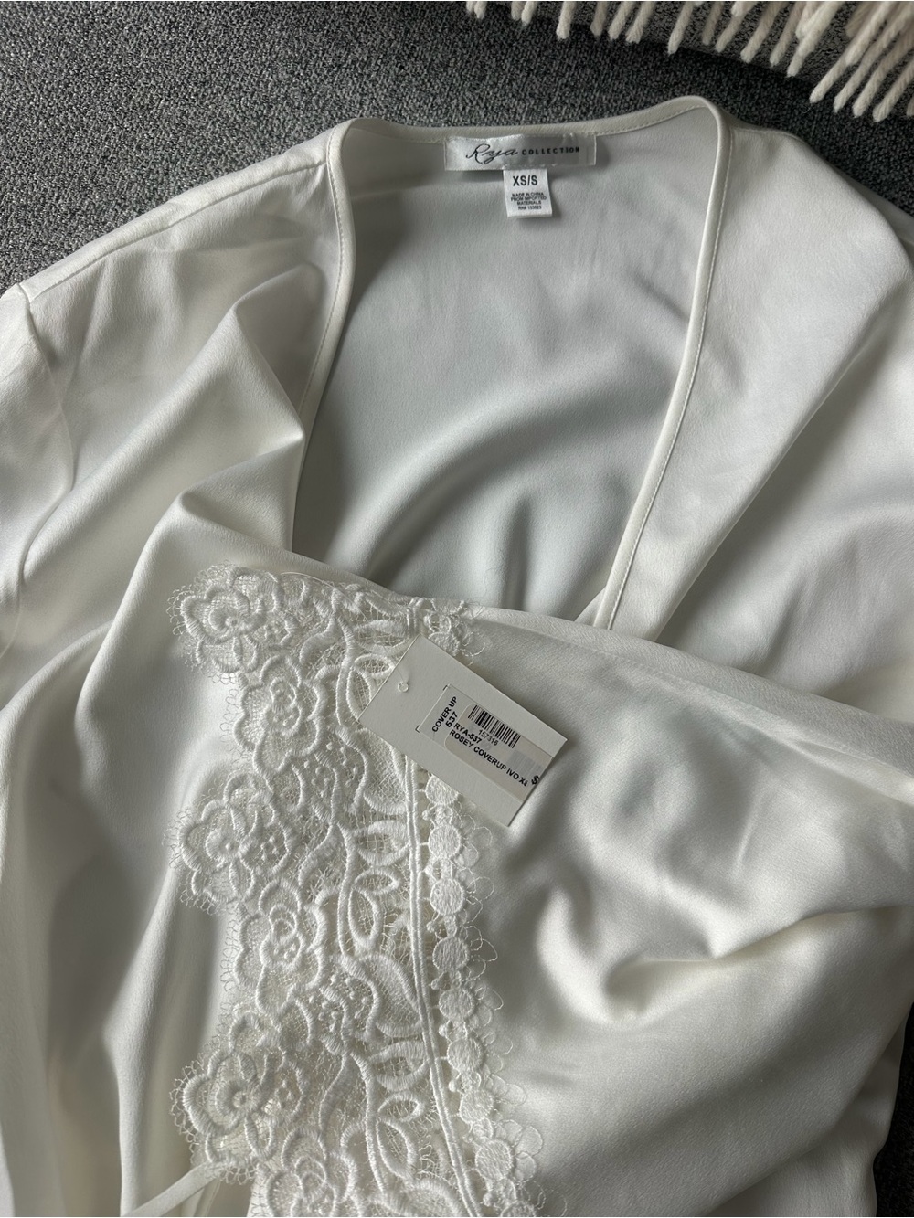 NWT Rya Collection White Rosy Cover Up Robe - Picture 4 of 5